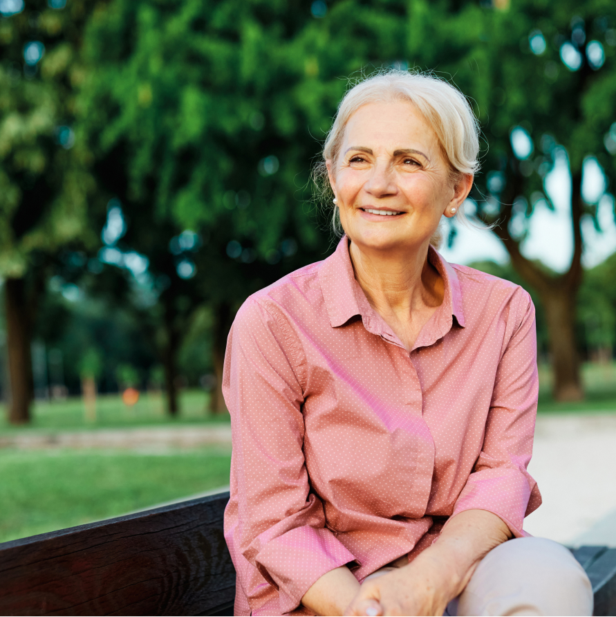 donna di mezza età con camicia rosa che sorride