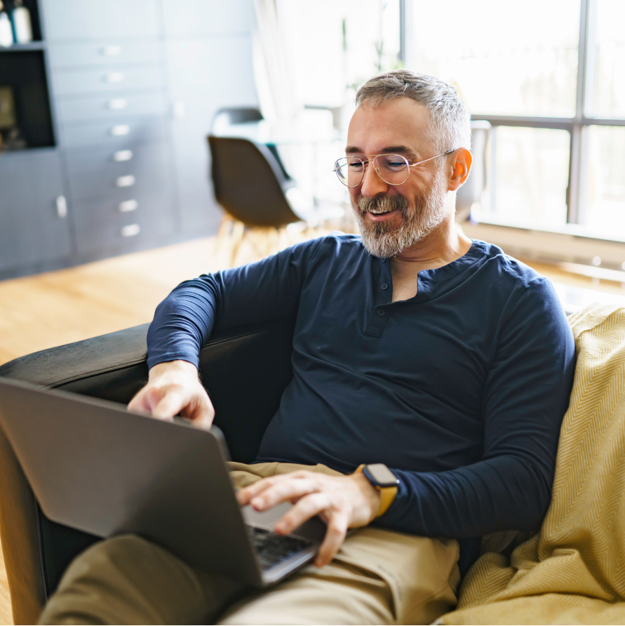 uomo di mezza età al pc
